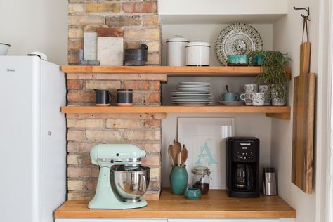 5 of the Most Gorgeous Tiny Kitchens with Open Shelving — Shelf Help Small Kitchen Solutions, Teal Living Rooms, Open Kitchen Shelves, Mid Century Modern Kitchen, Ideas Hogar, Mid Century Kitchen, Kitchen Shelf, Decor Essentials, Apartment Kitchen