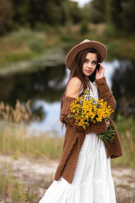 Western Photoshoot Ideas, Western Photoshoot, Outdoor Girls, Selfie Photography, Summer Photoshoot, Outdoor Portraits, Outdoor Photoshoot, Fashion Photography Poses, Fall Photoshoot