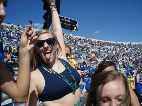 Do’s and Don’t’s of Notre Dame Football Season! Notre Dame Tailgate Outfit, Notre Dame Game Day Outfit, Notre Dame Tailgate, Notre Dame Game Day, Noter Dame, Football Tailgate, Tailgate Outfit, Oregon Ducks Football, Notre Dame Football