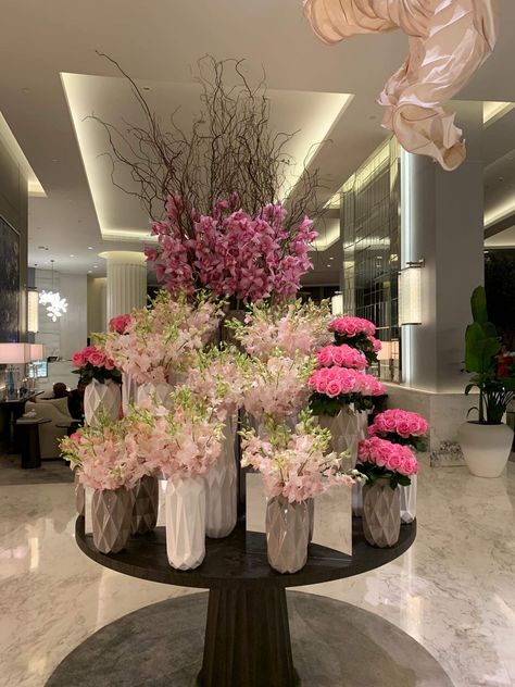 Lobby Flowers, Foyer Tables, Hotel Lobby Reception, Hotel Flower Arrangements, Flower Shop Interiors, Hotel Flowers, Lobby Decor, Lobby Reception, Flower Inspiration