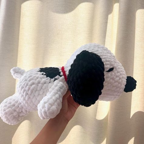 >>>Lazy snoopy 💤 Recent make for my craft show on Saturday ! This size is perfect to cuddle with 😩 Pattern: @knotmichelle Tags; #crochet #snoopy #snoopylover #crochetersofinstagram #crochetaddict #crochetplushie #snoopyplush #plush #handmade #crochetmarketprep Crochet Snoopy Pattern, Snoopy Crochet Pattern Free, Crochet Snoopy, Snoopy Pattern, Snoopy Plush, Finger Knitting, Craft Show, Chunky Knit Blanket, Knit Blanket