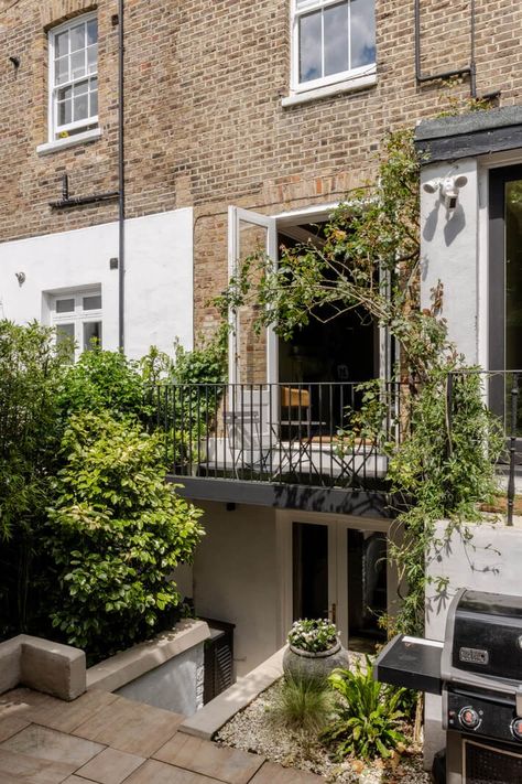 A Green Living Room in a London Maisonette 20 Modern Victorian Apartment, London Maisonette, London Apartment Aesthetic, London Balcony, Living In London Aesthetic, Classic English Interiors, Mediterranean Style Bathroom, Victorian Apartment, Cottage Loft