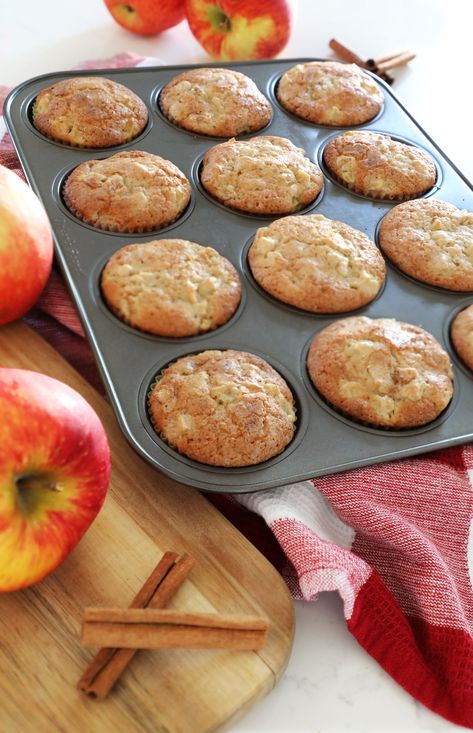 Apple Cinnamon Breakfast Muffins, Apple Muffins Moist, Apple Muffins Recipes Easy, Crab Apple Muffins, Fall Apple Muffins, Simple Apple Cinnamon Muffins, Simple Apple Muffin Recipe, Easy Apple Baking Recipes, Honeycrisp Apple Muffins