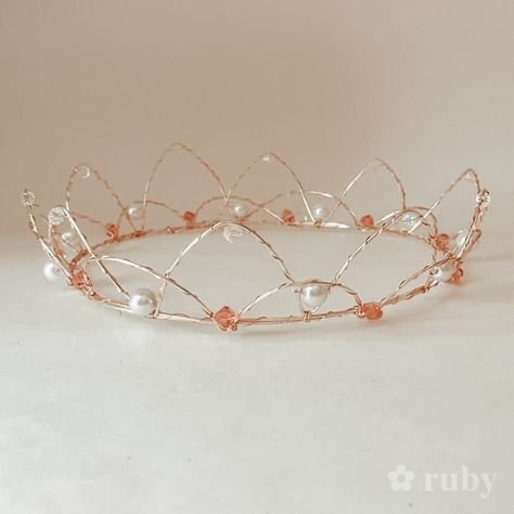 Fairy Crown Tutorial, How To Make A Wire Crown, Diy Wire Tiara, Wire Crown Diy, Wire Crown Tutorial, Homemade Tiara, Diy Tiaras And Crowns, Diy Wire Crown, Handmade Crowns