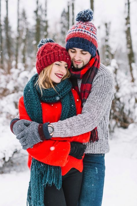 Couple In Winter, Winter Couple Pictures, Photos Couple Mignon, Couple Photography Winter, Snow Couple, Snow Photoshoot, Image Couple, Winter Portraits, Snow Photography