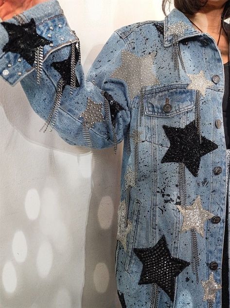 Jean Jacket Ideas Diy, Customised Denim Jacket Ideas, Cool Jean Jackets, Diy Jean Jacket Ideas, Bedazzled Jean Jacket, Jean Jacket Painted, Traje Cowgirl, Bling Denim, Customised Denim Jacket