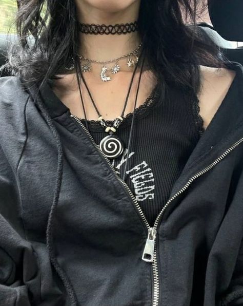 Alt Accessories Aesthetic, Grunge Rockstar Gf Outfits, Necklaces Grunge, Necklace Combo, Jewelry Outfit, Grunge Aesthetic, Grunge Outfits, Look Cool, School Outfits