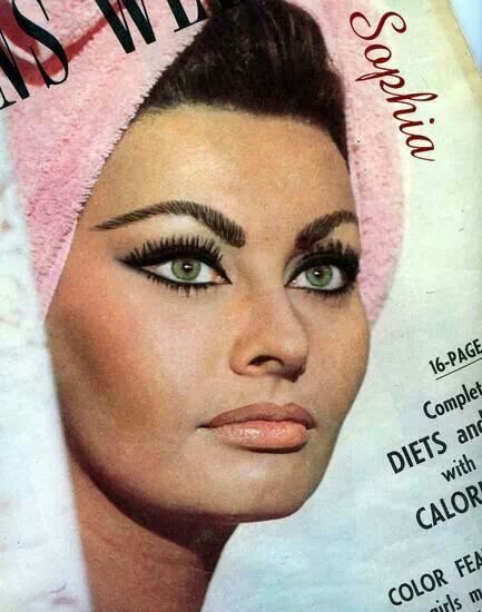 Those eye's are amazing! Sophia Loren Makeup, Cabelo Pin Up, Klasik Hollywood, 60s Makeup, Sofia Loren, Makeup Icons, Retro Makeup, Italian Beauty, Italian Actress