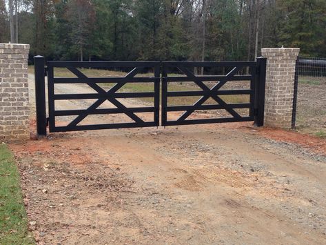 Steel Driveway Gate Ideas, Metal Gate Ideas Driveways, Gate Posts Ideas Driveways, Entrance To Driveway Ideas, Gate At End Of Driveway, Cow Gate Ideas, Steel Driveway Gates, Metal Farm Gates Entrance Driveways, Entryway Gates Driveway