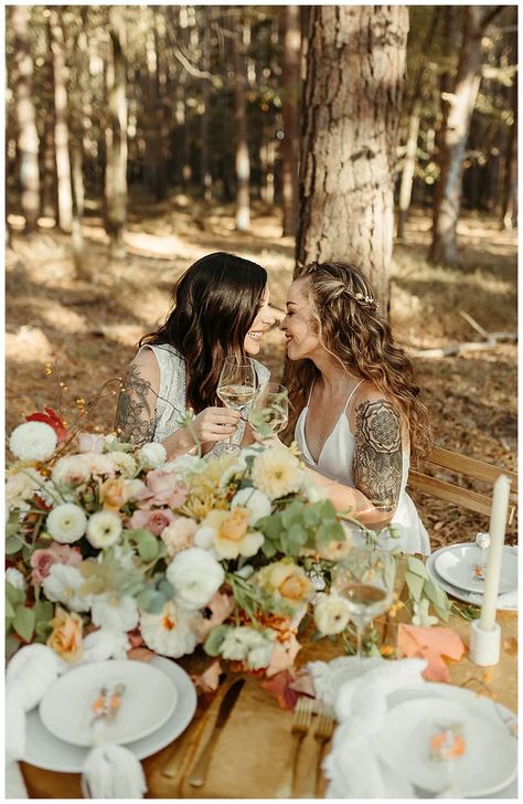 Earthy Fall Wedding, Airbnb Cabin, Wlw Wedding, Modern Wedding Theme, Fall Wedding Inspiration, Fall Wedding Photos, Cabin Wedding, Red Wedding Flowers, Wedding Wonderland