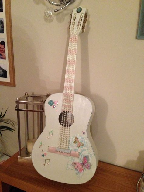 Gitar Vintage, Acoustic Guitar Art, Old Guitar, Ukulele Art, Guitar Crafts, Acoustic Guitar Photography, Instruments Art, Aesthetic Objects, Guitar Stickers