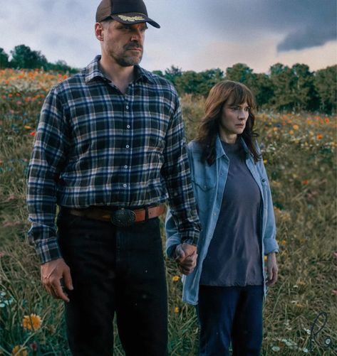 #jopper #StrangerThings Hopper E Joyce, Joyce And Hopper Stranger Things, Joyce Byers Costume, Winona Ryder And David Harbour, Joyce And Hopper, Joyce Stranger Things, David Harbor, Jim Hopper, Winona Forever