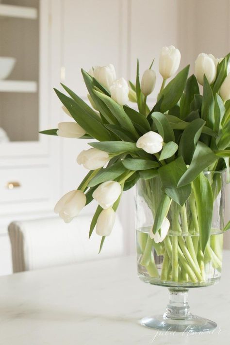 how to arrange tulips, the easiest Easter centerpiece #centerpiece #entertaining #easter #diy #tutorial Tulips In Garden, Tulpen Arrangements, Easter Flower Arrangements, Tulips Arrangement, Spring Flower Arrangements, Easter Table Settings, Diy Arrangements, Tulips In Vase, Tulip Bouquet