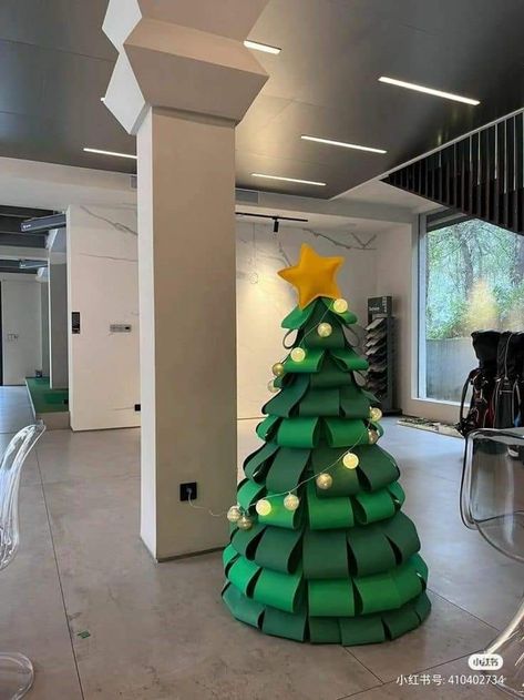 Cardboard Box Christmas Tree, Christmas Deco Office, Creative Wreaths Christmas, Christmas Program Decorations, Office Xmas Decorating Ideas, Office Christmas Tree, Christmas Hallway, Classroom Christmas Decorations, Christmas Stage