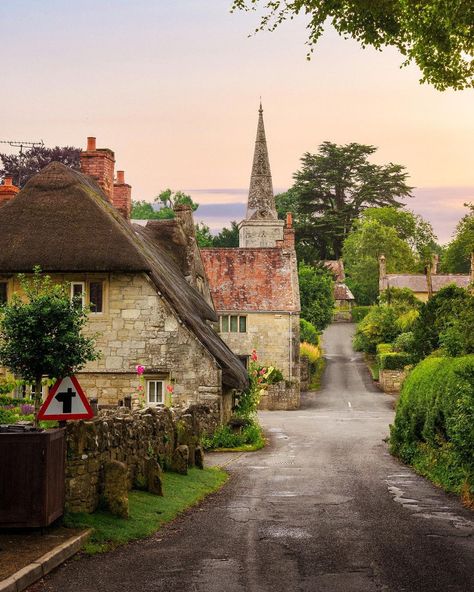 English Cottage Interiors, Cotswolds Cottage, Cottage Exteriors, England Aesthetic, Salisbury Cathedral, Cottage Aesthetic, English Village, British Countryside, Village Life