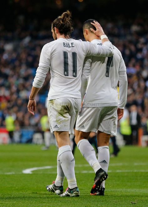 Gareth Bale & Cristiano Ronaldo Ronaldo Bale, Bale Real, Soccer Images, Cristiano Ronaldo Quotes, Ronaldo Quotes, Real Madrid Soccer, Cristino Ronaldo, Real Madrid Team, Ronaldo Real Madrid