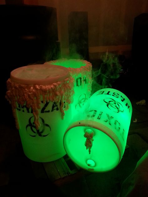 Toxic Barrels Apocalypse Party, Mad Scientist Halloween, Alien Party, Alien Halloween, Haunted House Ideas, Celtic Festival, Halloween Props Diy, Halloween House Party, Zombie Party