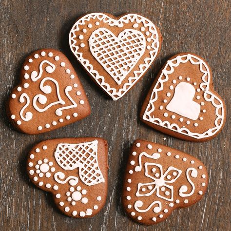 Gingerbread heart biscuits are traditionally seen at German christmas markets. These beautifully decorated german heart biscuits are incredibly simple to bake and with a batch of royal icing you can let you creative side run wild. Heart Biscuits, Gingerbread Heart, Cookies Heart, Heart Desserts, German Christmas Markets, Christmas Biscuits, Iced Biscuits, Christmas Heart, Christmas Hearts