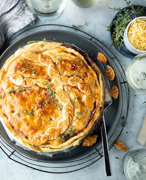 Kip in de hoed klinkt dan wel grappig, maar we zijn bloedserieus over hoe lekker deze bladerdeegtaart met kip is! Makkelijk recept en door de zoete en romige smaken een echte gezinsfavoriet. makkelijk recept | gezonde recepten | kip | makkelijke maaltijd | avondeten | lekker recept | bladerdeeg | diner | lunch recept | foodphotography Diner Recept, Deli Food, Low Fodmap, Family Meals, Diner, Link In Bio, Good Food, Food And Drink, Oven