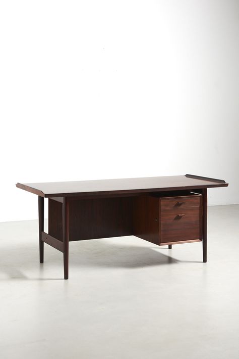 A medium sized desk by Arne Vodder in rosewood. The desktop features the typical raised edges which are a signature of the designer. Top quality production by Sibast Furniture. Made in Denmark in the 1960s. Scandinavian Library, Desk Mid Century, Teenager Room, Library Desk, Arne Vodder, Long Desk, Mid Century Desk, Teenager's Room, Designer Top