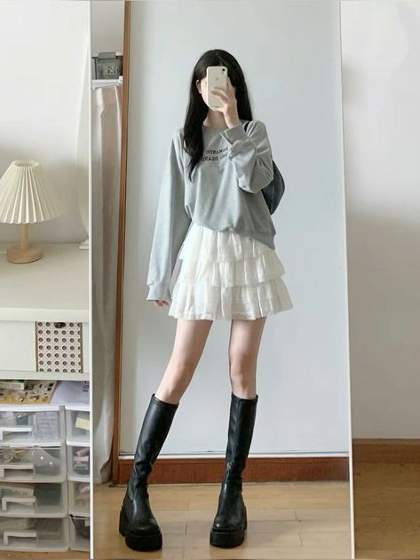 Summer Korean Outfits Street Styles, Boots Summer Outfit, Peony Aesthetic, Douyin Fashion, Skirt Outfits Aesthetic, White Skirt Outfits, Acubi Fashion, Korean Summer Outfits, Outfit Korean Style