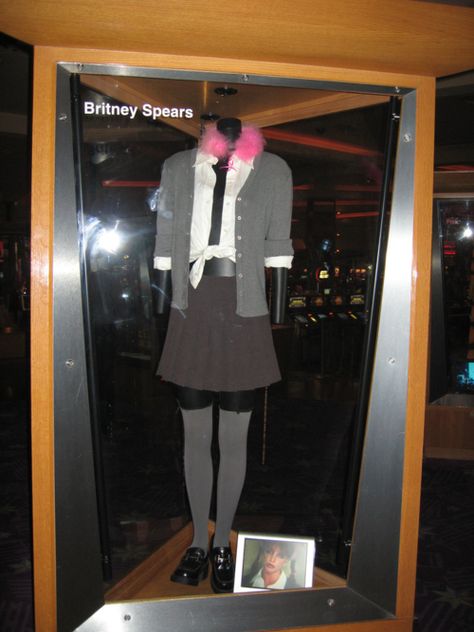 THIS OUTFIT! Britney Spears - Baby, One More Time Britney Spears Halloween Costume, Britney Spears Costume, Britney Spears Outfits, Britney Spears Gif, Tv Clothes, 90s Girl, Britney Jean, Baby One More Time, Short Straight Hair