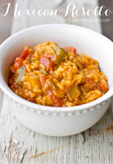 One Pot Mexican Risotto- this is so delicious and easy to make. Like Spanish rice, but creamier, richer, and full of fresh veggies! Mexican Risotto, One Pot Mexican, Vegetarian Risotto, Mexican Side Dishes, Meatless Main Dishes, Spanish Rice, Risotto Recipes, Vegetarian Dinner, Rice Dishes