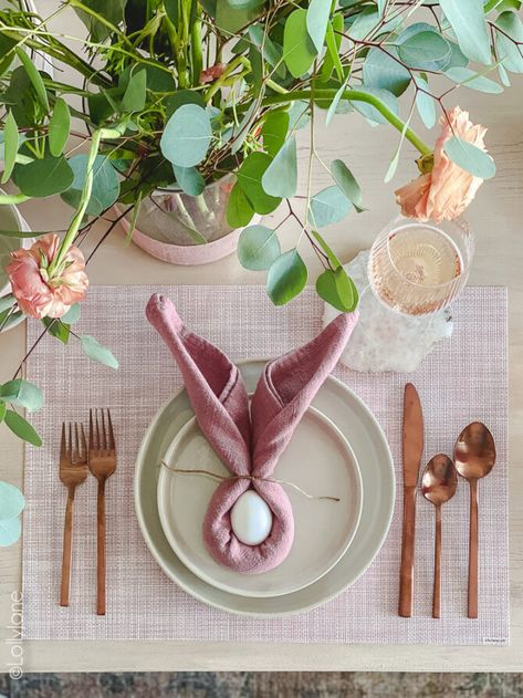 Easter Table Scape, Table Scape Ideas, Easter Hosting, Easter Chick Craft, Easter Dinner Table, Easy Table, Diy Mother's Day Crafts, Easter Lunch, Spring Table Decor