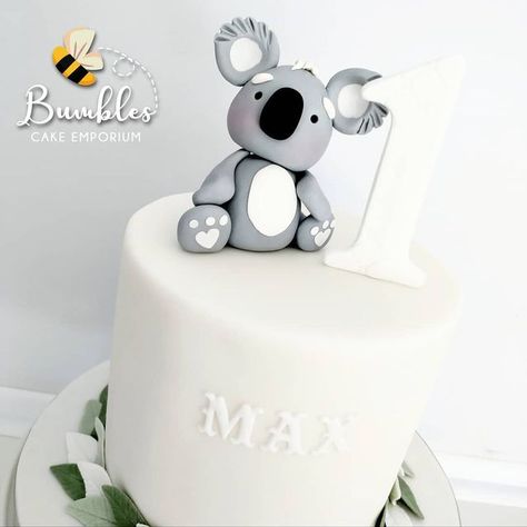 Tami Marsland on Instagram: "Adorable but elegant design for first birthday in soft eucalyptus tones. Tall 6" Madeira cake with vanilla buttercream and sour cherry conserve. @smartflex__velvet fondant and Koala figure and leaves made from #saracino modelling paste. #koala #koalacake #koalacaketopper @saracinodolci @saracinofanpage #cakesofinstagram #cakeoftheday #famouscakes #cakeinternational #cakemasters #cakedesigns @cakemasters @rozhe.cake @thecakeshows @cakestuffltd @thevanillavalley @ca Jungle Cakes, Madeira Cake, Cake International, Woodland Cake, Jungle Cake, Cake Boards, Sour Cherry, Jungle Party, Vanilla Buttercream