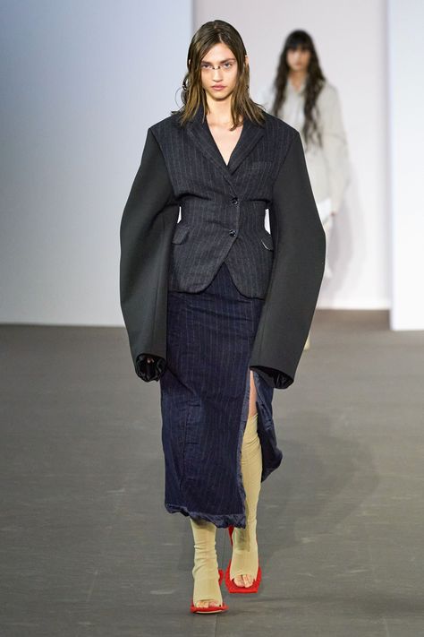 Acne Studios Fall 2020 Ready-to-Wear Fashion Show - Vogue Acne Studio, 2020 Fashion Trends, Moda Paris, Vogue Germany, 가을 패션, Fashion Show Collection, Mode Vintage, Primavera Estate, Long Skirt