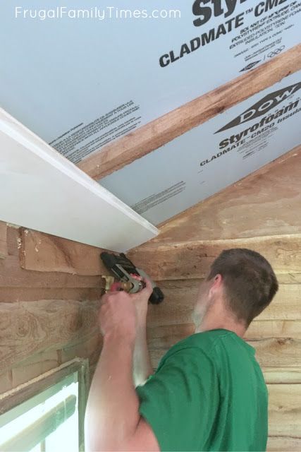 How to Install a Very Simple Shiplap Ceiling | Frugal Family Times Shiplap On Ceiling, Cabin Shed Homes, Diy Shiplap Ceiling, Shed Ceiling Ideas, Camp Bedroom, Easy Basement Ceiling, Farmhouse Style Homes, Plywood Ceiling, Robie House