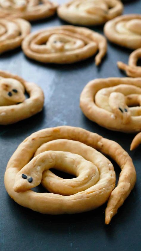 Halloween Breadstick Snakes | Kitchen At Hoskins Snake Breadsticks, Recetas Halloween, Halloween Food Appetizers, Easy Halloween Food, Halloween Appetizers, Halloween Dinner, Halloween Snacks, Halloween Food For Party, Breadsticks