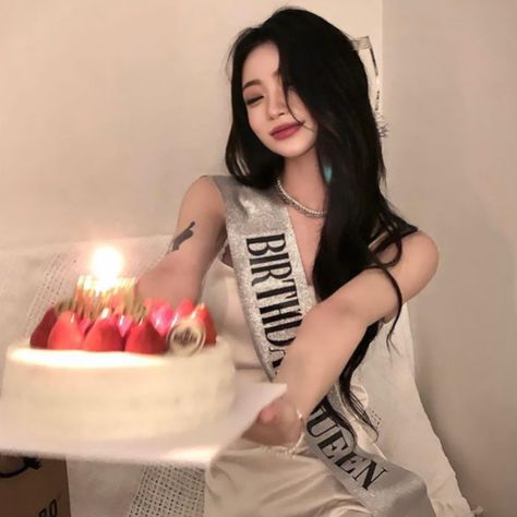 Ulzzang Birthday Girl, Birthday Photoshoot Korean, Birthday Photoshoot Ideas Korean, Pictures With Flowers Ideas, Ulzzang Birthday, Korean Birthday Photoshoot, Yn Pictures, Birthday Girl Aesthetic, Birthday Plans