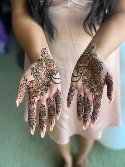 Elegant Mehendi Designs Palm, Gopi Henna Designs, New Fancy Mehndi Designs, Elegant Mehendi Designs, Modern Henna Designs Palm, Mahanadi Design, Elegant Henna Designs, Henna 2023, Palm Henna Design