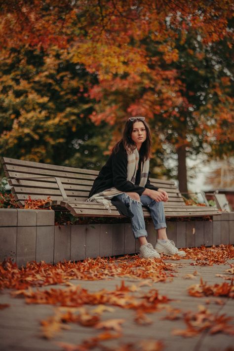 Teenage Fall Photoshoot, Fall Pics Ideas, Fall Park Photoshoot, Early Fall Photoshoot, Fall Branding Photoshoot, Fall City Photoshoot, Autumn Photoshoot Ideas Models, Park Portrait Photography, Bench Poses Photography