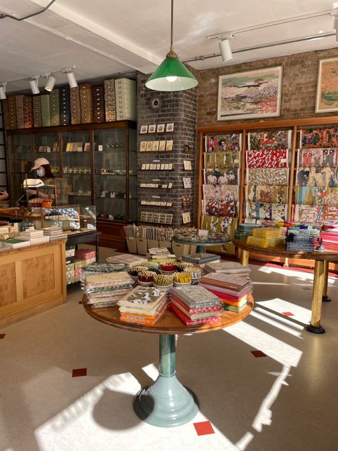 Choosing Keeping in London Choosing Keeping London, Bookstore Layout, Book Bakery, Bookstore Inspiration, Notting Hill Bookshop, Retail Store Layout, Bookstore Design, Cafe Idea, Bookstore Cafe