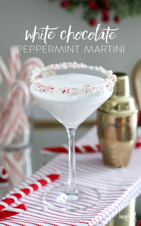 This White Chocolate Peppermint Martini makes delicious holiday cocktail. #christmas #cocktail #martini #recipe #peppermint #whitechocolate Peppermint Liquor Recipes, White Chocolate Liquor Drinks, Peppermint Schnapps Recipes, Peppermint Schnapps Drinks, Peppermint Cocktails, Chocolate Peppermint Martini, Peppermint Martini Recipe, Candy Cane Cocktail, Christmas Liquor