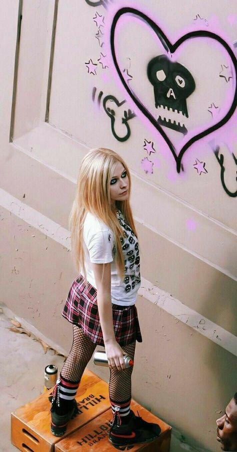 Styl Emo, Avril Lavigne Outfits, 2000s Punk Aesthetic, Princesa Emo, Stile Punk Rock, Pop Punk Aesthetic, Chicas Punk Rock, 2000s Punk, Avril Lavigne Photos