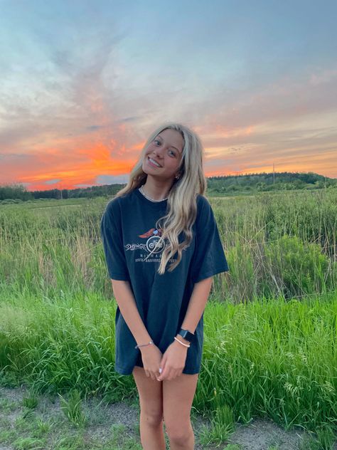 Preppy Blonde Girl, Recreate Pictures, Sunset Photoshoot Ideas, Lake Pics, Preppy Pfp, Catfish Girl, Preppy Hairstyles, Pic Poses, Watching The Sunset