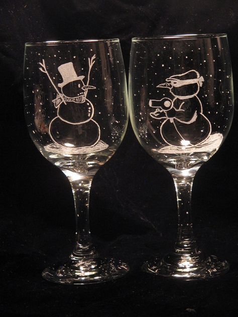 Wine Glass Christmas, Jul Diy, Christmas Wine Glasses, Snow Men, Etched Glassware, Decorated Wine Glasses, Christmas Glasses, Hand Painted Glasses, Wine Glass Crafts