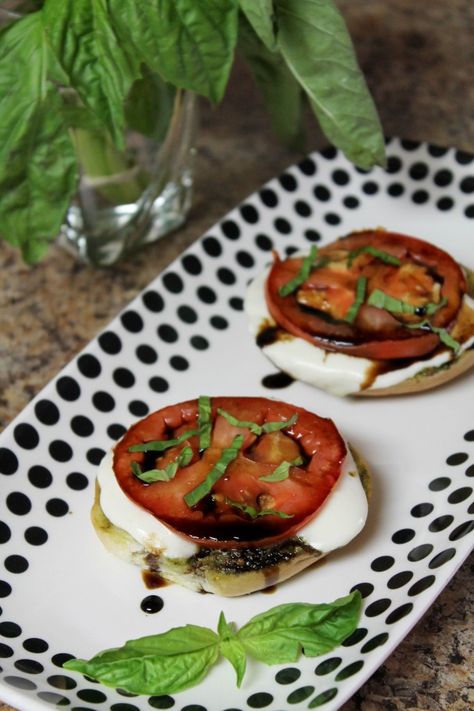 Caprese Salad Bagel Bites Strawberry Margarita Cupcakes, Pesto Mozzarella, Mozzarella Tomato, Mini Bagels, Bagel Bites, Game Cafe, Balsamic Reduction, Dips Appetizers, Sandwiches And Wraps