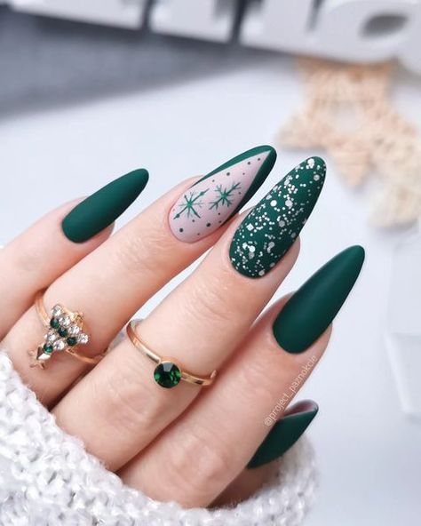 16 Green Christmas Nails - Inspired Beauty Viridian Nails, Green Matte Christmas Nails, Christmas Nails With Green, Christmas Nails Simple Classy Green, Wintry Nails, Holiday Nails Christmas, Nails Inspired, Nail Colors Winter, Christmas Nails Easy