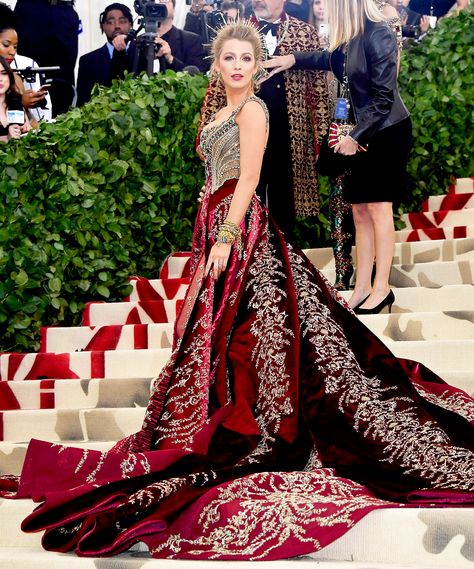 Blake Lively Met Gala, Blake Lively Style, Met Gala Outfits, Met Gala Dresses, Gala Outfit, Met Gala Red Carpet, Atelier Versace, 90's Fashion, Beauty Dress