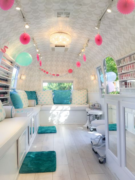 http://www.thenailtruck.com/ Nail Salon Ideas, Mobile Nail Salon, Mobile Hair Salon, Mobile Beauty Salon, Beauty Van, Mobile Spa, Dreams Spa, Spa Room Decor, Mobile Nails