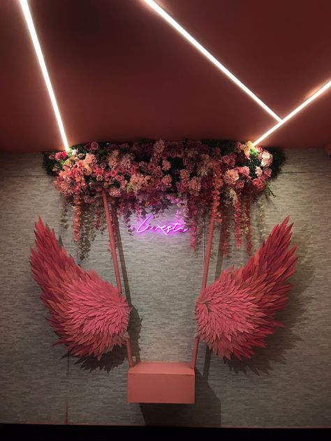 💕 Flower Wall Salon, Salon Window Display Ideas, Makeup Salon Decor, Selfie Room Ideas, Instagram Photo Wall, Beauty Shop Decor, Beauty Room Salon, Selfie Wall, Spa Room Decor