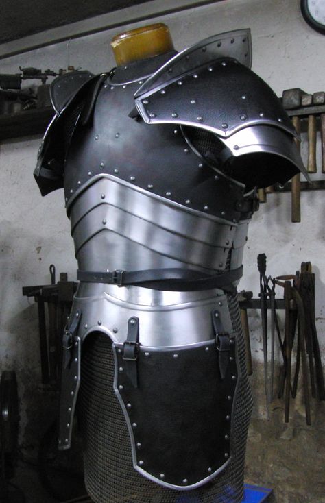 fantasy-armour, segmented articulated cuirass with leather covered elements; Medieval Helmets, Futuristic Armour, Larp Armor, Historical Armor, Shoulder Armor, Leather Armor, Knight Armor, Arm Armor, Medieval Armor