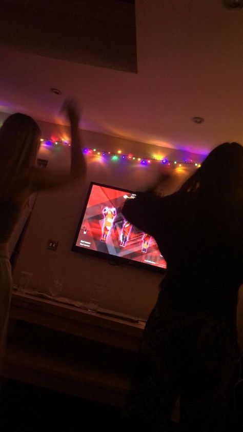 Just Dance! Just Dance Game Aesthetic, Bff Night Sleepover, Sleepover Selfies, Party Fake Story, Just Dance Party Ideas, Just Dance Aesthetic, After Party Aesthetic, Snap Friends, Dancing Aesthetic