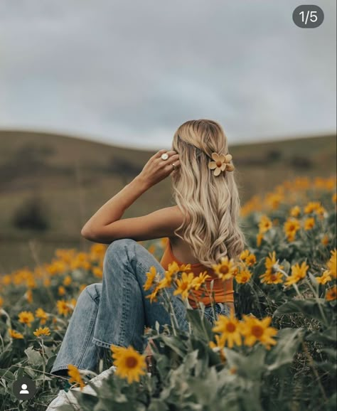 Kylie Katich, Sunflower Pics, Sunflower Field Pictures, Sunflower Photoshoot, Field Pictures, Cute Senior Pictures, Senior Year Pictures, Senior Pic Inspo, Senior Photoshoot Poses