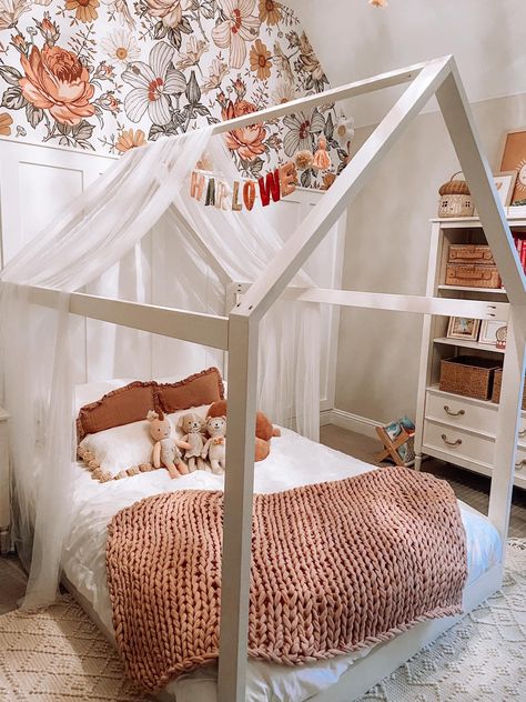 Full House Bed, House Beds For Girls Room, Montesorri Bed Girl, Toddler Girl Full Size Bed Ideas, House Bed Decoration, House Bed Frame Decor, Canopy House Bed, Floor Bed Girls Room, Canopy Toddler Bed