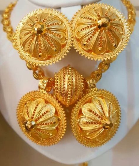 Tigray Jewelry, Ethiopia Clothing, Habesha Clothes, Eritrean Wedding, Eritrean Culture, Arab Gold, Ethiopian Coffee Ceremony, Africa Women, Eritrean Dress